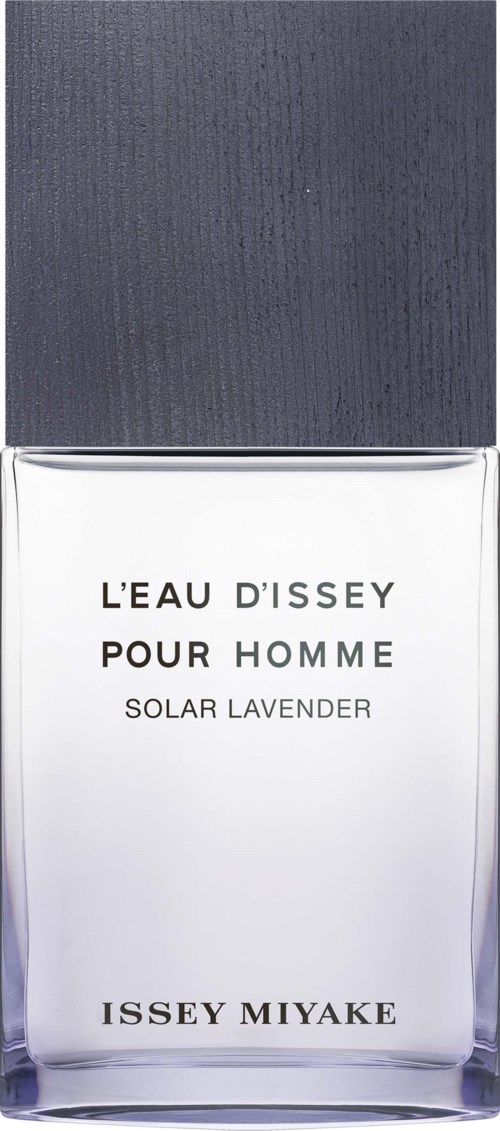 Een parfumfles met de tekst L'EAU D'ISSEY POUR HOMME met solar lavendelgeur. De fles is rechthoekig met een donkergrijze dop.