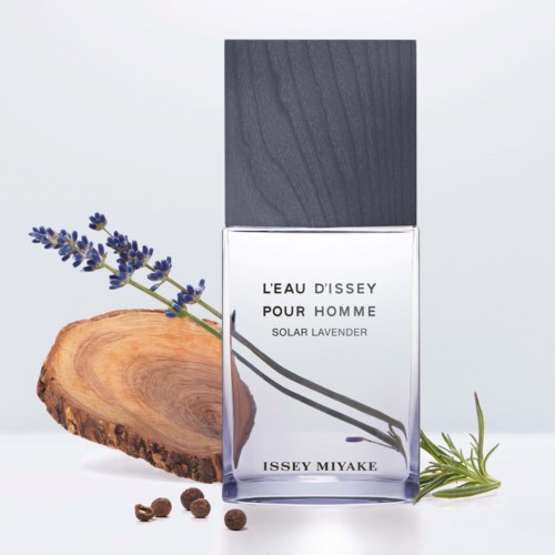 Een parfumfles met 'L'EAU D'ISSEY POUR HOMME' en lavendel en hout eromheen.