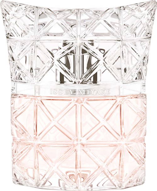 Een stijlvolle glass met ingewikkelde diamantpatronen, deels gevuld met roze vloeistof.