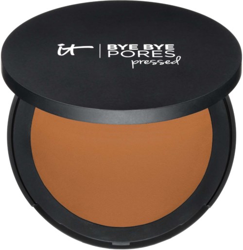 Runde Make-up-Box mit Presspuder und schwarzem Deckel, darauf Text "it BYE BYE PORES pressed".