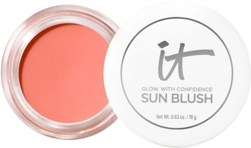 Pieni pyöreä rasia, jossa on vaaleanpunainen aurinkopuuteri ja valkoinen kansi, jossa lukee "it" ja "Sun Blush."