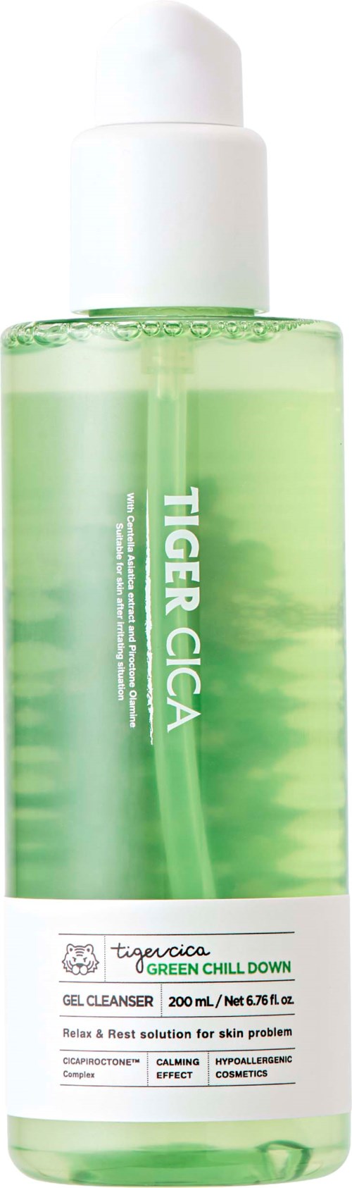Grön flaska med vit pump, märkt Tiger Cica, för rengöring av huden, i enkel design.