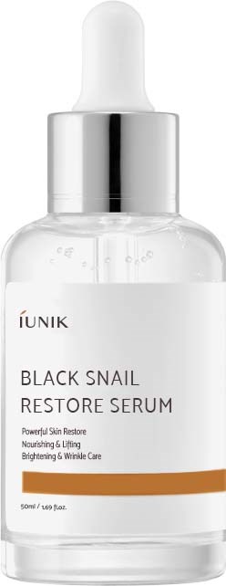 Een heldere fles met een witte druppelkap, gelabeld 'BLACK SNAIL RESTORE SERUM', bevat huidverzorgingsproduct.