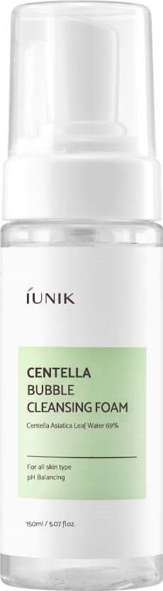 Een witte fles met pomp toont IUNIK Centella Bubble Cleansing Foam voor alle huidtypen.