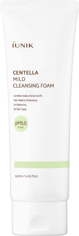 Een witte tube van IUNIK Centella Mild Cleansing Foam met groene en bruine tekst, pH 5.5 en 120 ml.