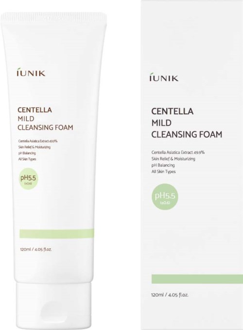Een witte tube en doos van IUNIK Centella Mild Cleansing Foam, groen pH55-label, 120 ml, simpel ontwerp.