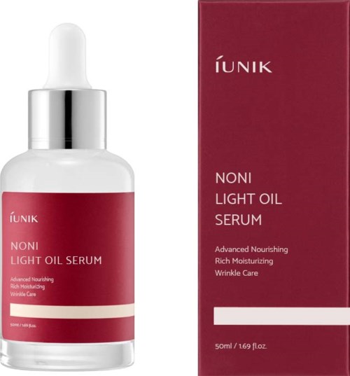 Een witte fles met druppelaar en rood label, naast een bijpassende rode doos, allebei voor huidverzorgingsserum.
