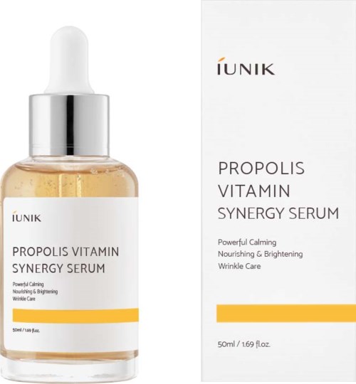 De afbeelding toont een serumfles en een doos met label IUNIK Propolis Vitamin Synergy Serum, met informatie over de voordelen.
