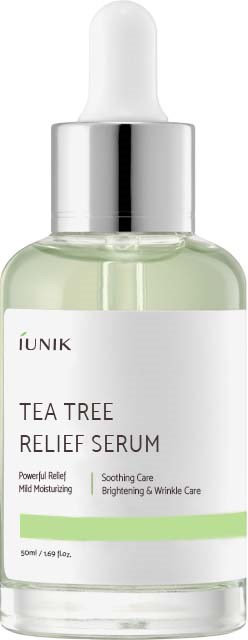 Een doorzichtige glazen fles met witte pipetdop, bevat lichtgroene serum met label IUNIK Tea Tree Relief Serum.