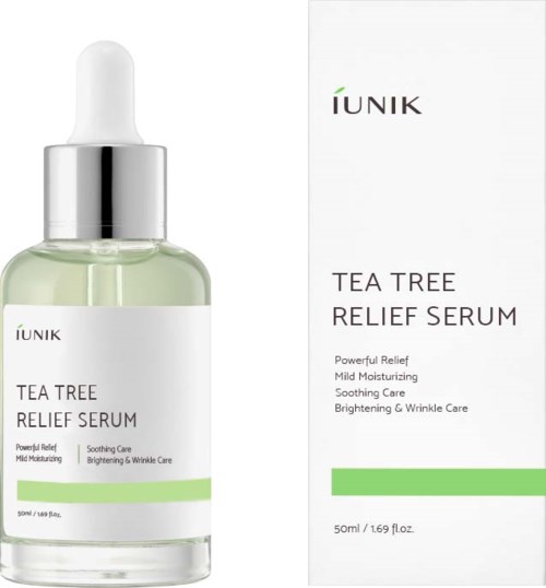 Een flesje IUNIK Tea Tree Relief Serum met een groen-witte doos en pipet voor toepassing.