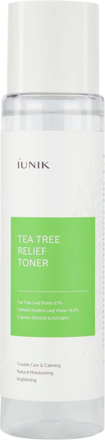Een lange, witte fles met een groene label 'Tea Tree Relief Toner'. Het is eenvoudig ontworpen.