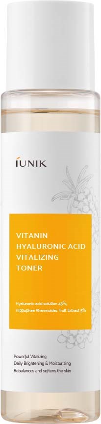 Dichte fles met toner van IUNIK met oranje en witte label, bevat vitamine en hyaluronzuur voor de huid.