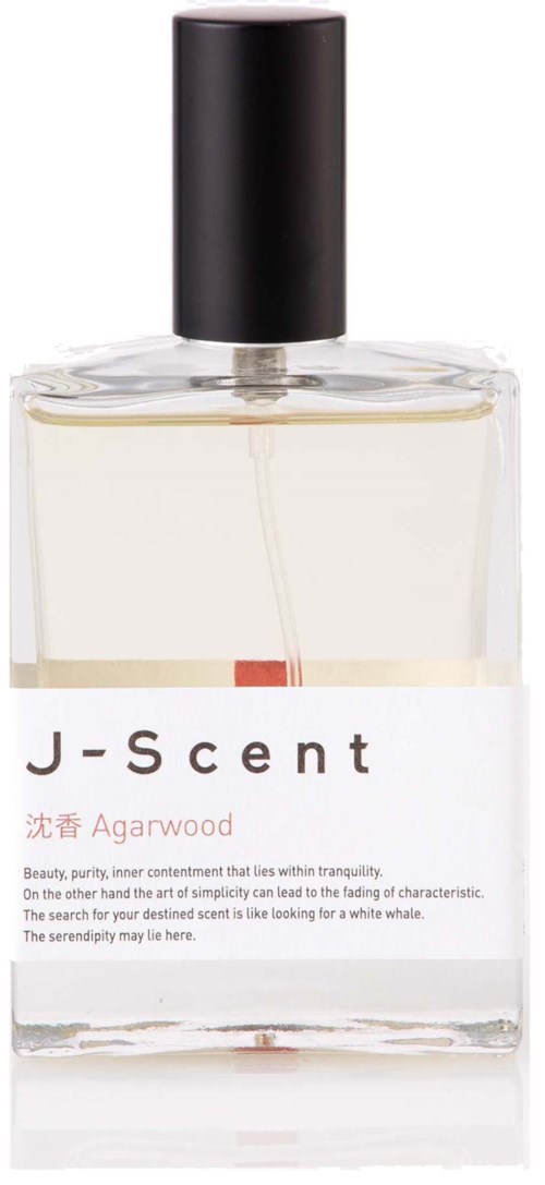 En klar glasparfymflaska med svart lock, märkt J-Scent Agarwood, innehållande en ljusfärgad doft.