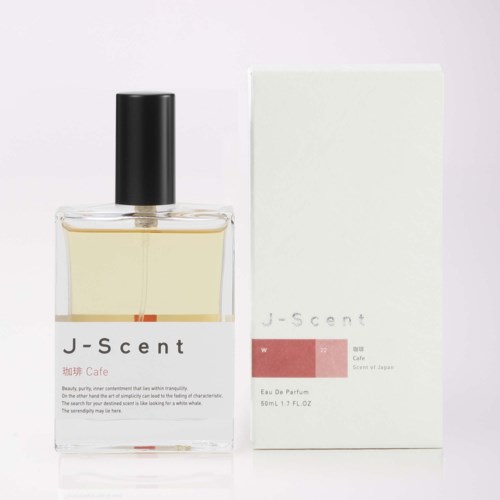 En parfyllflaska märkt J-scent Cafe och dess förpackningsförpackning med liknande design, ljus färgtema och produktdetaljer.