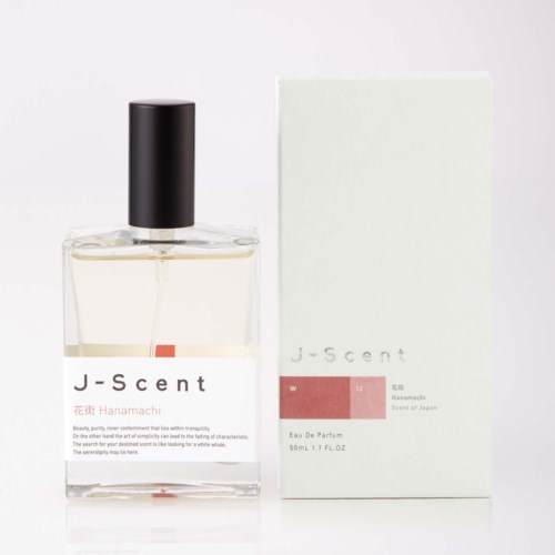 En tydlig parfymflaska i glas med svart lock och vit förpackningskartong som visar J-scent Hanamachi doften.