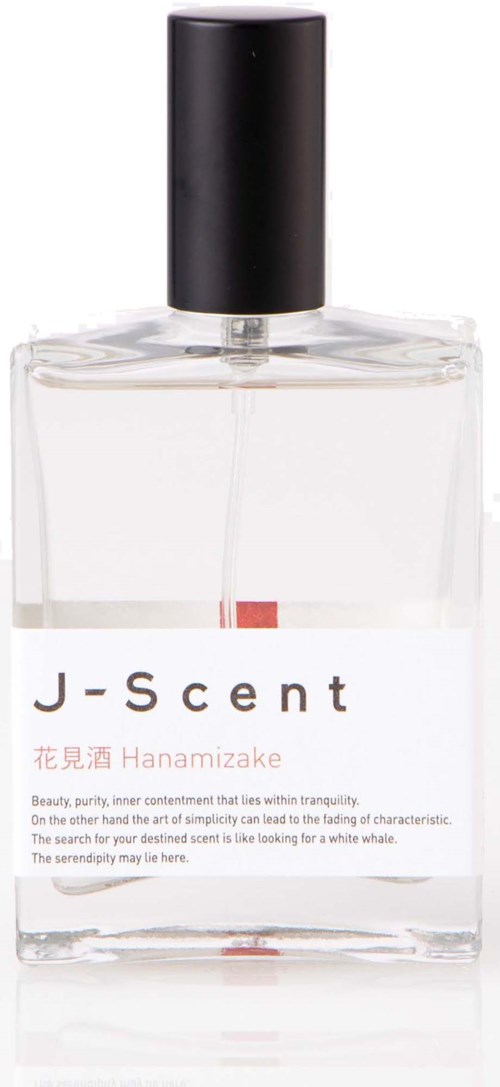 Klar parfymflaska med svart lock och minimalistisk etikett med J-Scent Hanamizake.