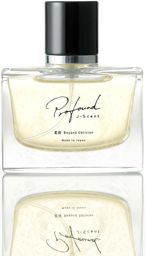 En tydlig parfymflaska i glas med svart lock, märkt Profound J-scent Beyond Oblivion, tillverkad i Japan.