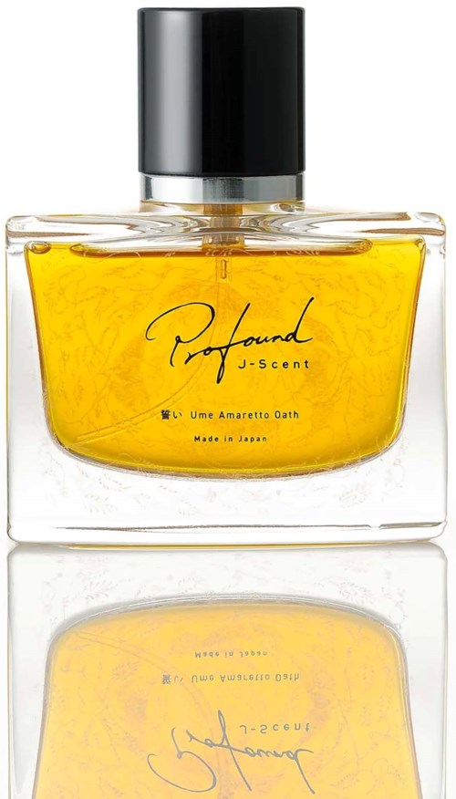 En klar parfymflaska i glas med svart lock, fylld med gul vätska, och märkt Profound J-scent.