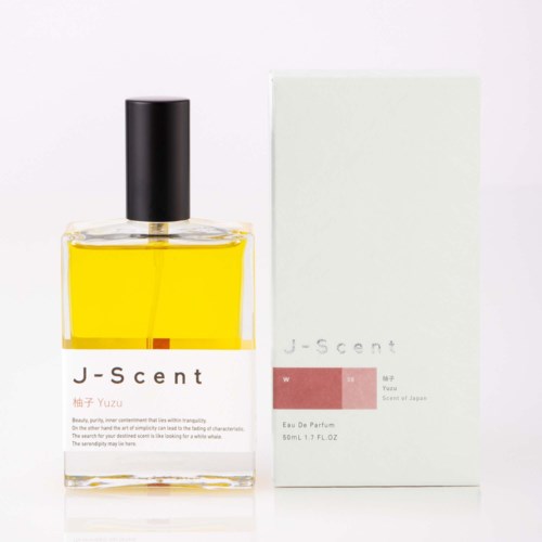 En parfyllflaska med svart lock och en vit låda bredvid, båda märkta J-scent med gul vätska inuti.