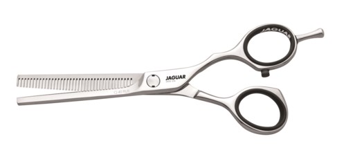 Een paar haarknipscharen met een gebogen ontwerp, gemarkeerd 'Jaguar' en zwarte vingerlussen.