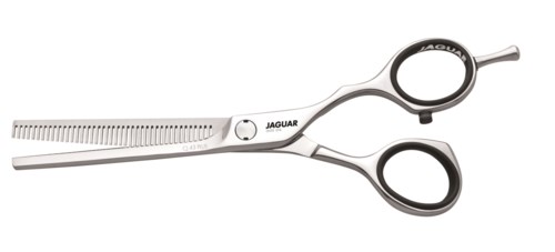 Hauren ohentamiseen tarkoitettu kaksi partaa, toinen hammastettu ja toinen sileä, merkitty 'Jaguar.'