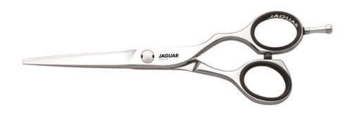 Een schaar met zwarte handvatten en een zilveren lichaam, gemerkt 'JAGUAR', op een zwart-wit achtergrond.