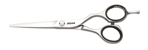 Eine Schere mit weißen Klingen und schwarzen Griffen, bezeichnet 'Jaguar', auf schwarzem Hintergrund.