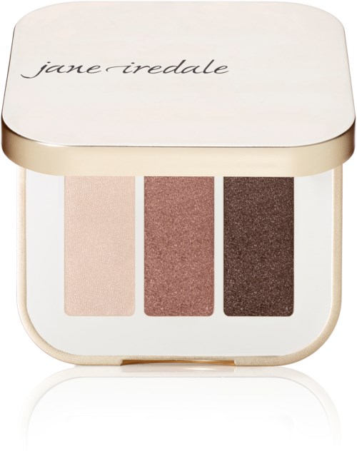En sminkpalett med tre olika ögonskuggor i ljust rosa, brons och mörkbrunt. Jane Iredale-märke på locket.