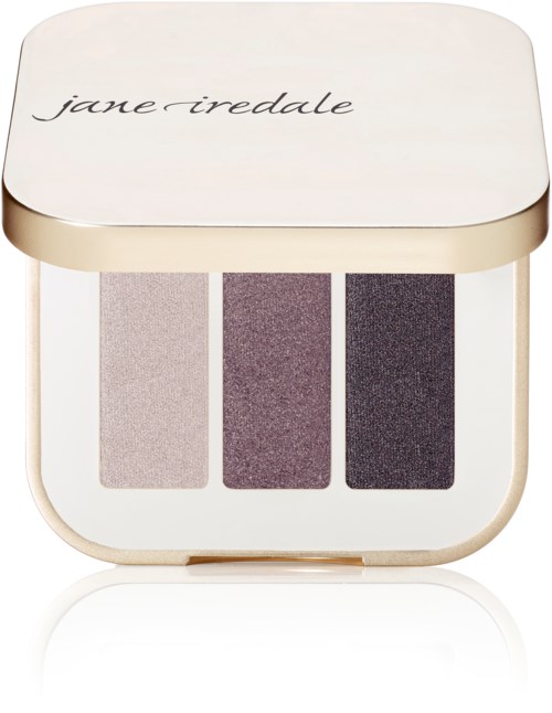 En liten makeuppalett med tre nyanser av lila ögonskugga och vit lock med Jane Iredale skrivet på.