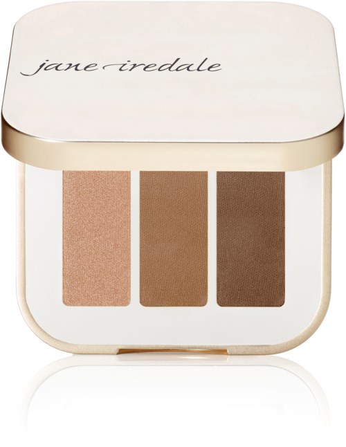 En makeup-palett med tre nyanser av brunt och beige, i ett vitt fodral med guldkant och skrivstil.