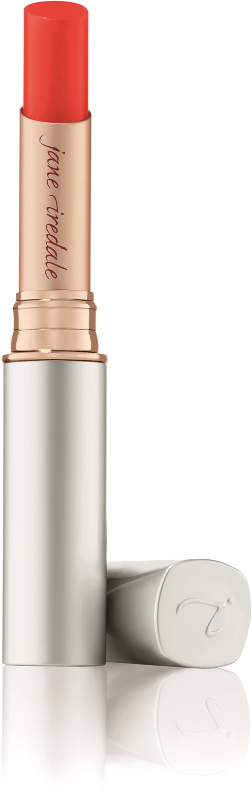 En rosa läppstift med en silver- och vit dosa, står upprätt med locket avlägsnat för att visa läppstiftet.