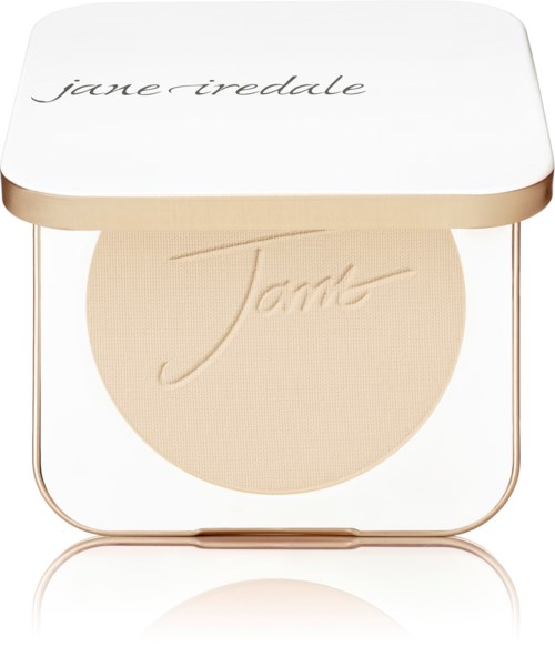 En rund makeuppuder med vit lock och guldkant, tryckt med orden 'jane iredale' på insidan.