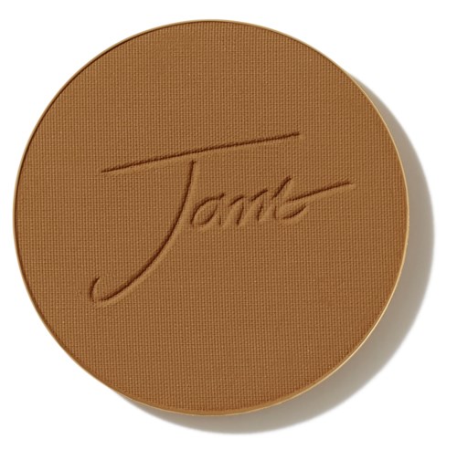 Ett runt brunt bakverk med ordet "Tarte" ingraverat på det.