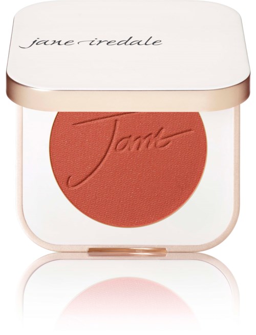 En rougekompakt med märket 'Jane Iredale' på locket och rougeet inuti präglat med märket.
