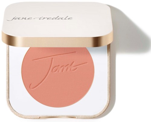 En makeuprouge compact med en persikofärgad rouge och ett vitt lock med guldkant. Locket har märkesnamnet.