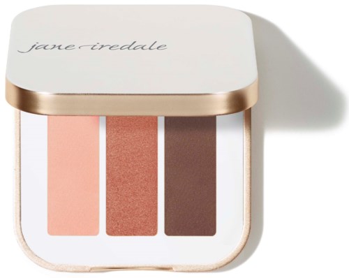 En liten makeuppalett med tre nyanser: rosa, persika och brunt. Det står 'jane iredale' på locket.