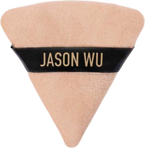En sminksvamp med svart band som har namnet 'JASON WU' i beige bokstäver.