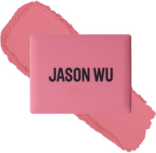 Roze achtergrond met zwarte tekst 'JASON WU' en een roze lippenstiftafdruk.