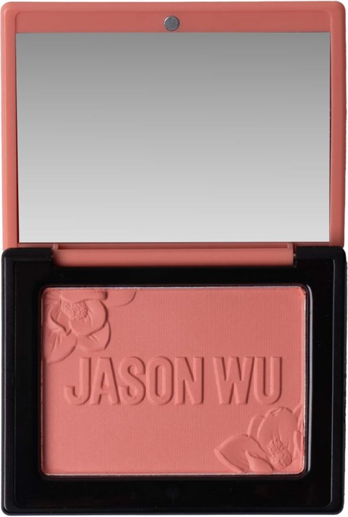 Een compacte, open make-up blush met spiegel, roze kleur en de naam Jason Wu in reliëf.