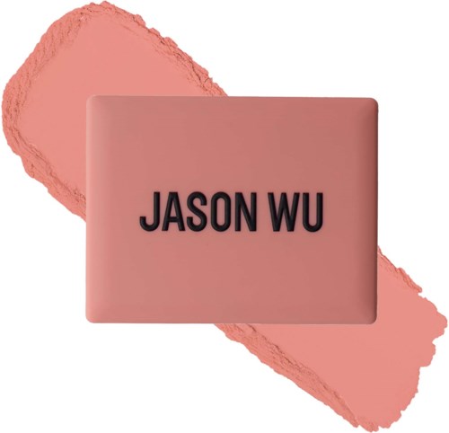 Een roze rechthoekig object met de naam 'JASON WU' in zwarte letters, op een roze make-up swatch.