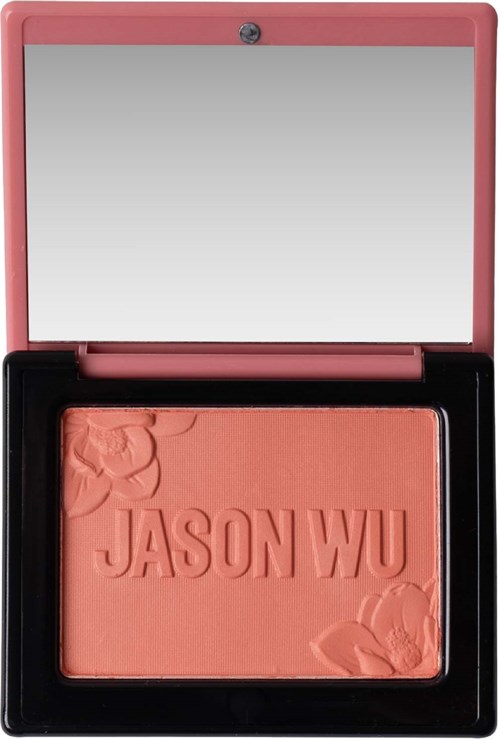 Roze compact met blush en embossed merknaam 'JASON WU' en bloemontwerp.