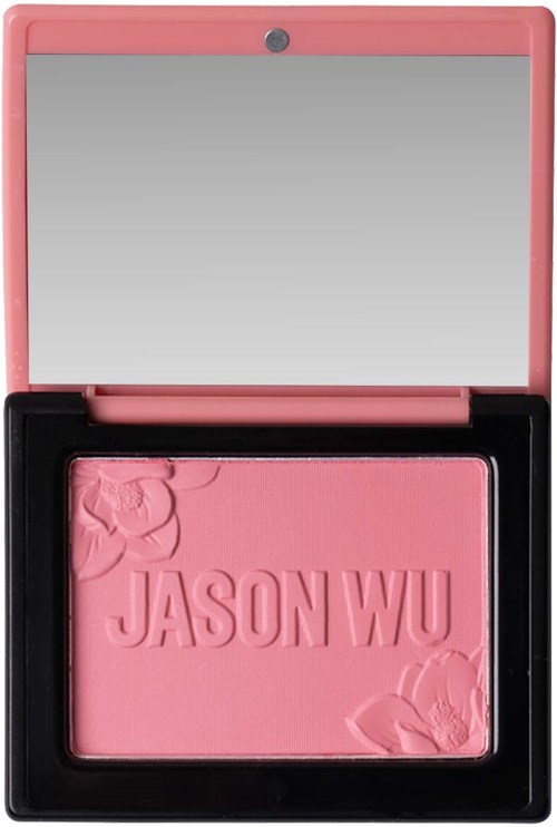 Een roze blushCompacter met spiegel, gegraveerd met de naam Jason Wu en versierd met een bloemontwerp.