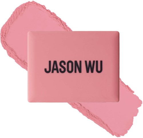 Een roze zeep met de naam 'JASON WU' erop, geplaatst op roze make-up of verfspet.