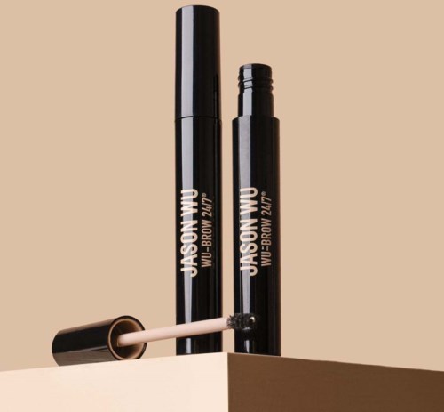 Twee zwarte mascara-flessen, één open met borstel, staan op een beige oppervlak.