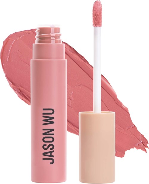 Pink läppstiftsbehållare med öppet lock och applicator, samt en rosa läppstiftssmäck i bakgrunden.