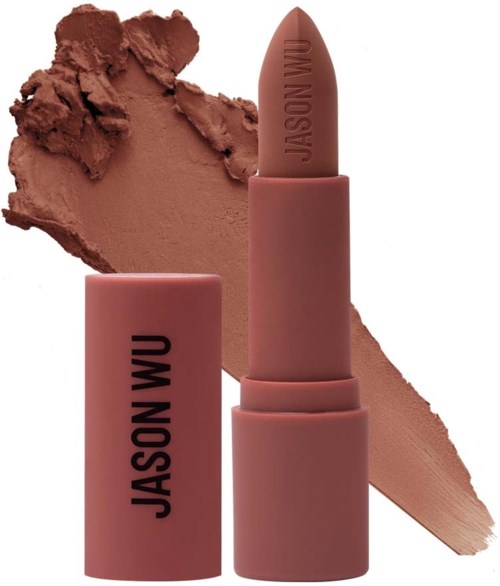Ett rosa läppstift med varumärket 'JASON WU' på röret, och en smet av nude läppstift i bakgrunden.