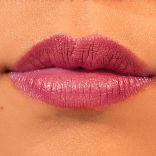 Nahaufnahme geteilter Lippen mit natürlichem Rosa-Ton und sichtbarer Textur.