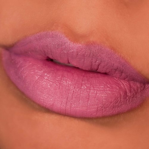 Close-up van lippen met roze lippenstift, toont gedetailleerde textuur en natuurlijke lijnen.