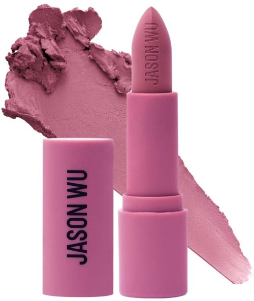 Roze lippenstift met een bijpassende lipstickdraad erachter en de naam 'JASON WU' op de tube.
