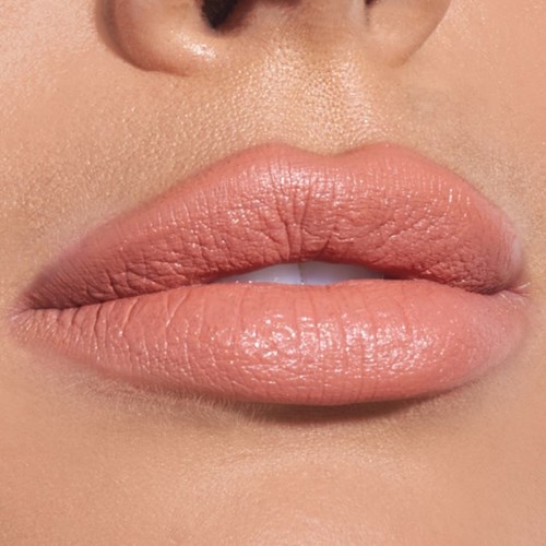 Close-up van lippen met natuurlijke make-up, licht geopend, toont tanden, gladde huid.
